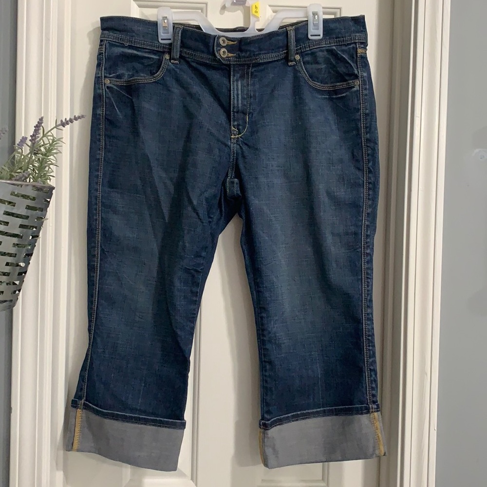 Women’s 16 low rise stretch cuffed capris Old Navy